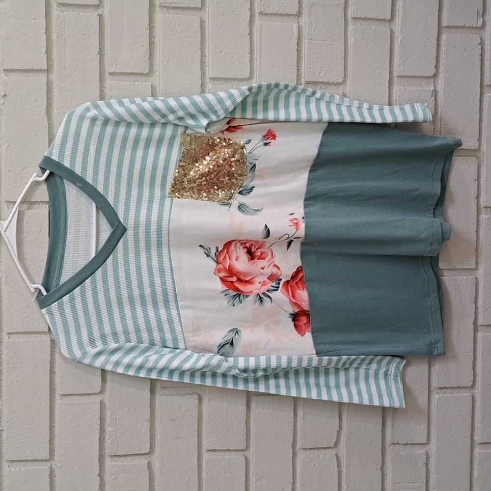 Beautiful Seafoam Green Stripe Floral Gold Sequin Pocket Top. Size M/L NWOT